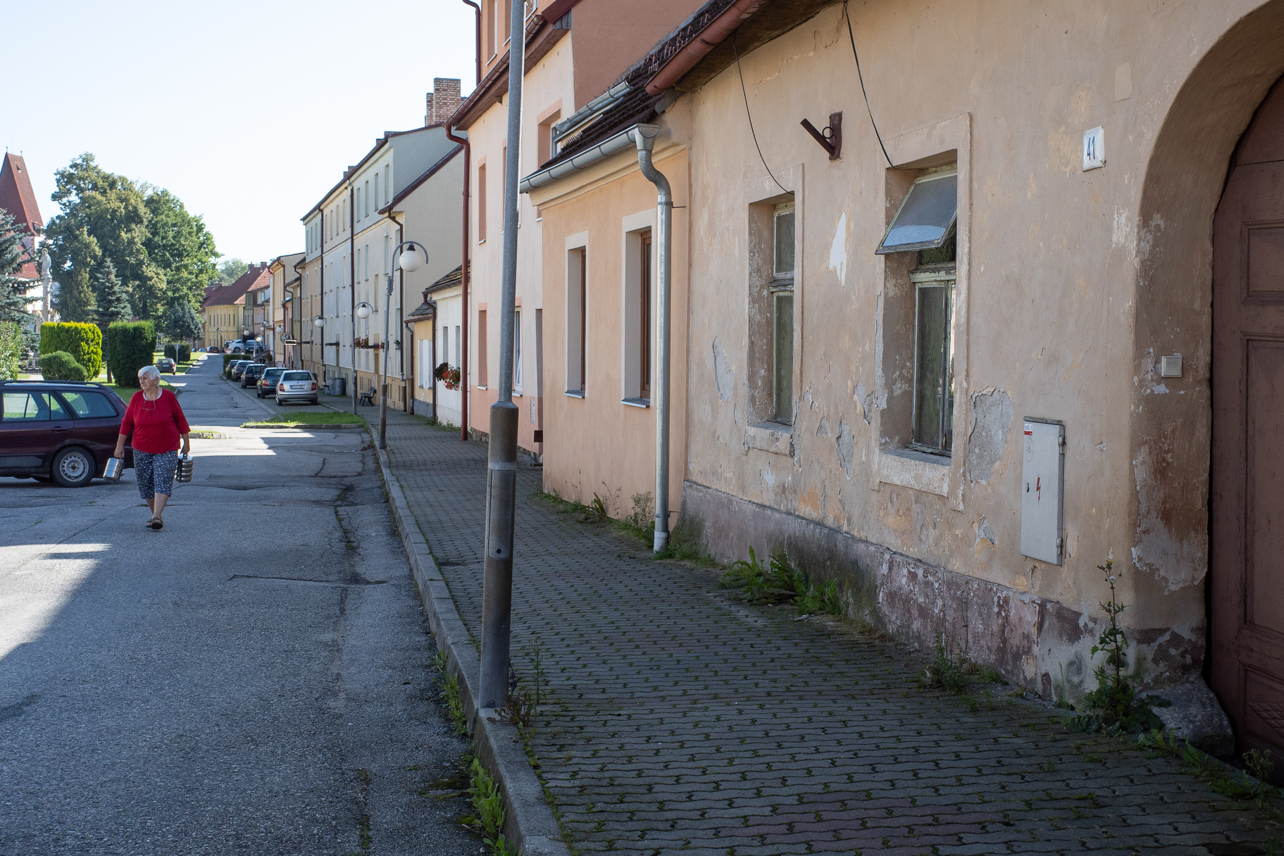 Mit zwei Kannen unterwegs – Morgen in der Ortsstraße